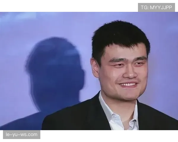 姚明下场买菜带队保镖，谁说篮球巨星都是满街飙车？