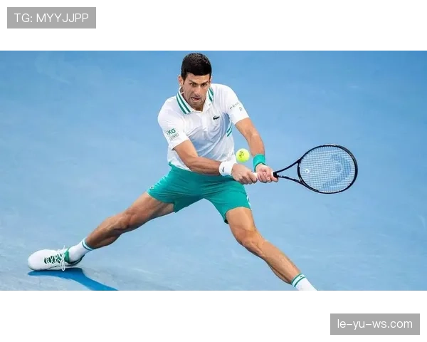 德约科维奇训练完顺手啃了块黑巧克力，这自律我真看不懂